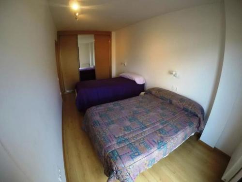 1 dormitorio pequeño con 2 camas en una habitación en apartamento en Colunga, en plena naturaleza, en Colunga