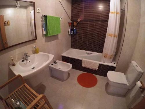 y baño con lavabo, aseo y bañera. en apartamento en Colunga, en plena naturaleza, en Colunga