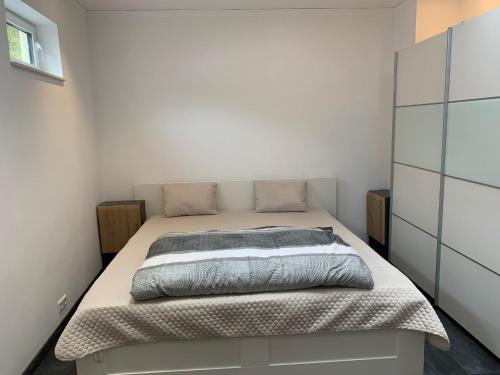 ein kleines Schlafzimmer mit einem Bett in der Ecke in der Unterkunft Schlafzimmer Nr1 Heidingsfeld Würzburg in Würzburg