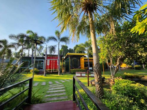 Taman di luar Beach Box at Pran