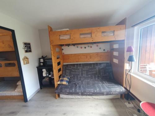 - une chambre avec des lits superposés dans l'établissement appartement Le Necou Reberty 2000 4-5 personnes, aux Menuires