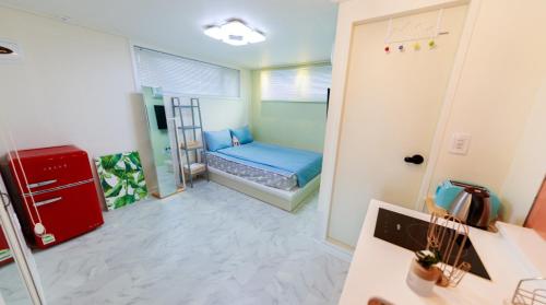 um pequeno quarto com uma cama num quarto em Real steel pension em Gyeongju