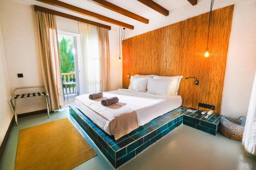 een slaapkamer met een groot bed in een kamer met: bij Marvida Senses Very Chic Bodrum Adult Only in Gümbet
