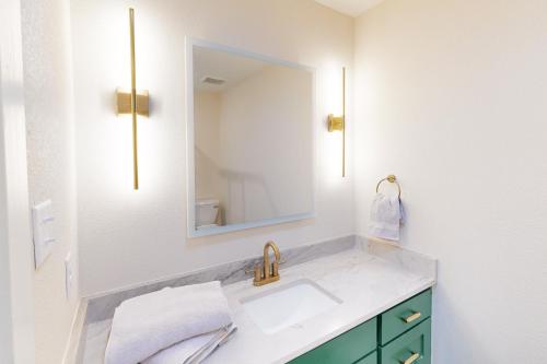 ein Bad mit einem Waschbecken und einem Spiegel in der Unterkunft Holly Lake Ranch Retreat in Rhonesboro