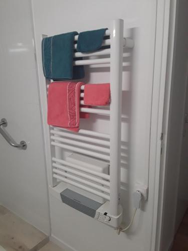 wieszak na ręczniki w łazience z ręcznikami w obiekcie Le Cyprès - Charmant, Agréable et Tout Confort w Béziers