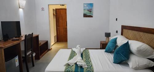 Le Marin, Rodrigues Island في Rodrigues Island: غرفة نوم عليها سرير وفوط