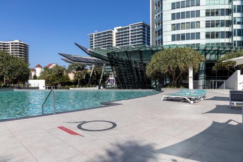 una piscina en una ciudad con edificios altos en L55 Luxury 4BR City And Ocean View Apartment with SPA, en Gold Coast