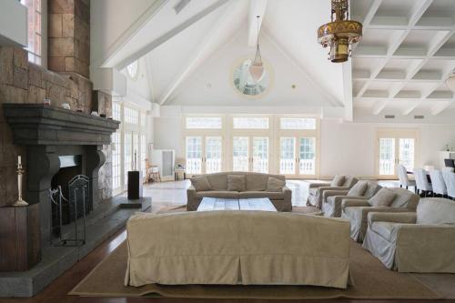 uma grande sala de estar com sofás e uma lareira em Sunny Ridge - PoshPadsCT Best Town Washington em Washington