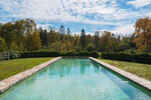 uma piscina no meio de um quintal em Sunny Ridge - PoshPadsCT Best Town Washington em Washington