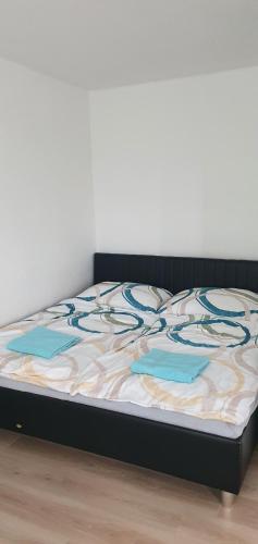 1 cama con marco negro y colchón en 1izbovy byt v Banskej Bystrici, en Banská Bystrica