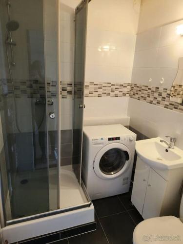 y baño con lavadora y lavamanos. en 1izbovy byt v Banskej Bystrici, en Banská Bystrica