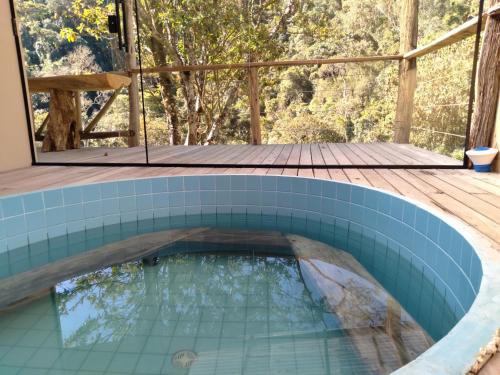 een zwembad op het terras van een huis bij Rancho Pedra do Picú in Itamonte