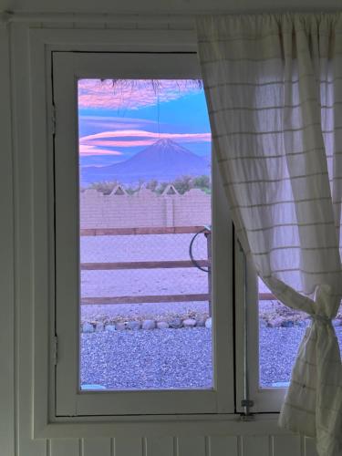 ventana con vistas a la montaña en Maktub Lodge - San Pedro de Atacama en San Pedro de Atacama