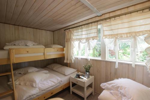 two bunk beds in a room with a window at Fajna Chatka (mieszkanko B) in Stegna