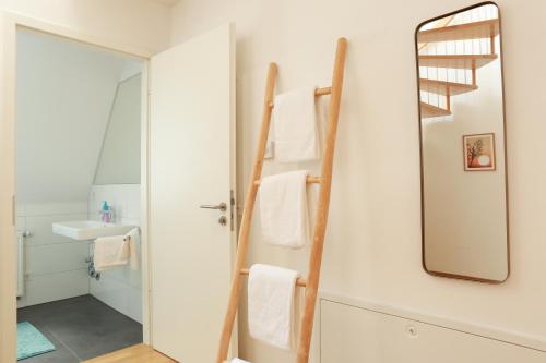La salle de bains est pourvue d'un miroir et d'un lavabo. dans l'établissement FAWAY Altstadt mittendrIN - einzigartiges Flair - Parken, à Ingolstadt