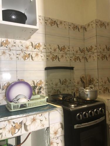 a kitchen with a stove and a plate on the counter at Residence MaryHouse in Cotonou