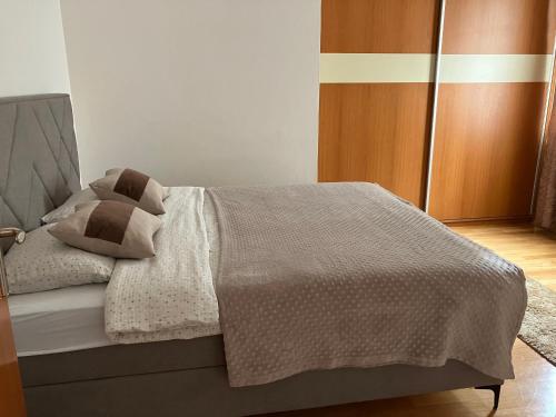 Tempat tidur dalam kamar di Stan na dan Centar Banja Luka