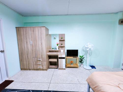 a room with a bedroom with a desk and a bed at 814-STP Homely room Free Wi-Fi and Near BTS line in Bangkok