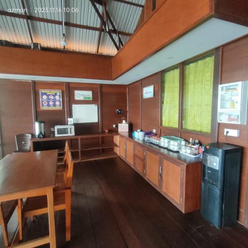 Кухня или мини-кухня в Maratua Dive Center And Lodge
