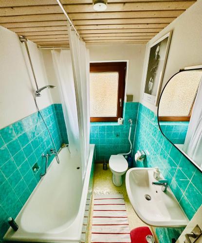 La salle de bains est pourvue d'une baignoire, de toilettes et d'un lavabo. dans l'établissement B17 Two Bed Apartment West Town, à Heidenheim an der Brenz
