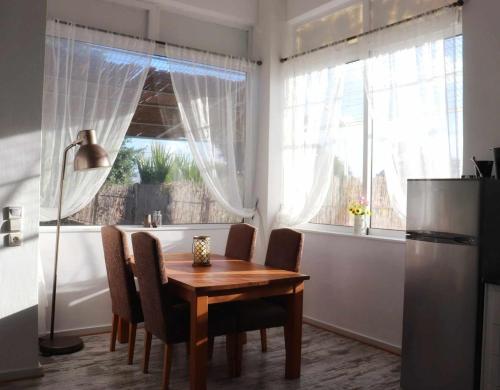 stół jadalny i krzesła w kuchni w obiekcie Villa Sevasti w Kardamenie