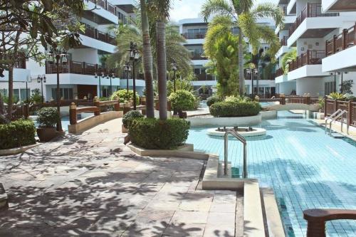 Der Swimmingpool an oder in der Nähe von Beach Palace Condomenium (Chaam-Huanhin)