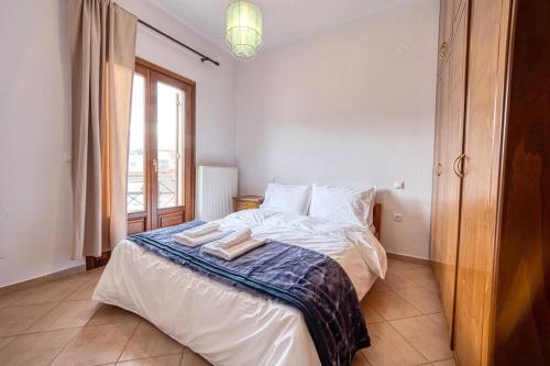 um quarto com uma cama com duas toalhas em Villa Vasiliki em Vasilikí