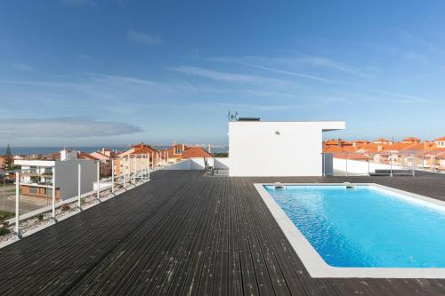una piscina en la azotea de un edificio en Consolação & Supertubos - Beach House II, en Atouguia da Baleia
