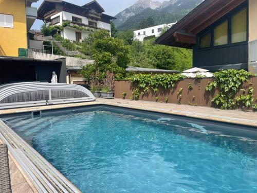 una piscina di fronte a una casa di Wohnung mit Stil im Herzen Tirols a Thaur