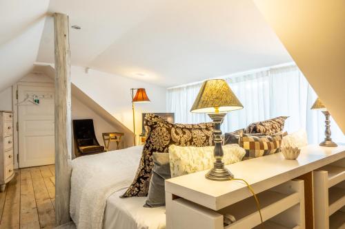 - une chambre avec un lit et une table avec une lampe dans l'établissement Family Hotel Okoř, à Okoř