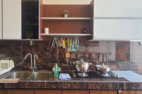 uma cozinha com um lavatório e um balcão com utensílios em Villa Max Klebang 25 Pax 6R4B em Malaca
