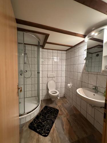 y baño con ducha, aseo y lavamanos. en Bnb des Epouses en Fribourg