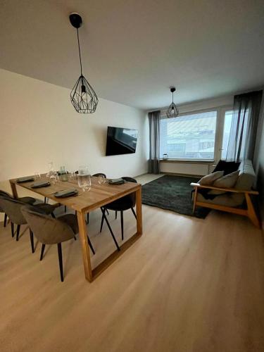 TV a/nebo společenská místnost v ubytování Ylimmän kerroksen tilava kolmio jokinäkymällä