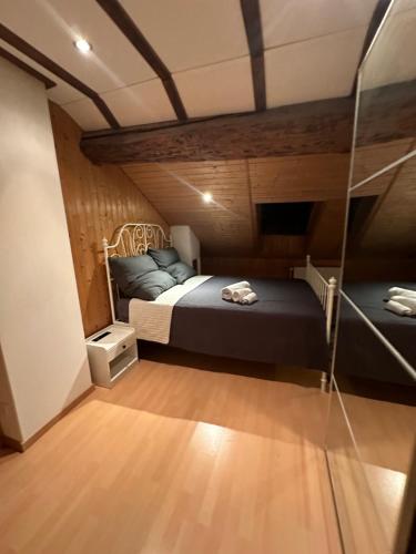 1 dormitorio con 1 cama y pared de cristal en Bnb des Epouses, en Fribourg