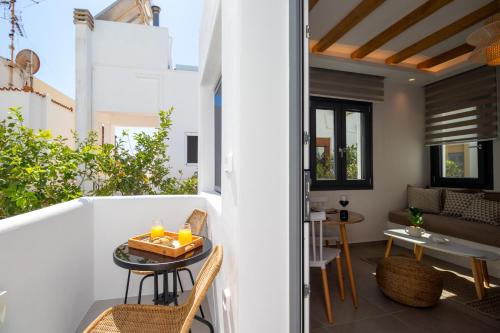 Habitación con balcón con mesa y sillas. en Juliano luxury apartments, port of Naxos, en Naxos Chora