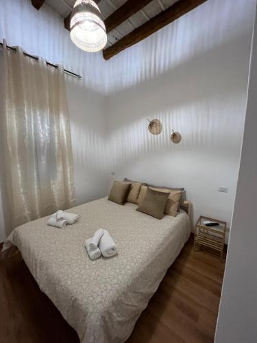 a bedroom with a bed with two towels on it at Piazzetta Degli Innamorati in Bari