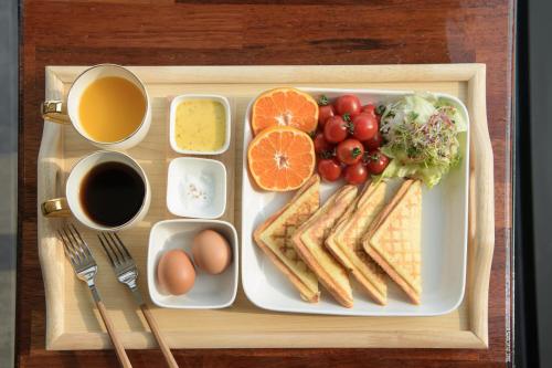 taca z talerzem żywności z jajkami i warzywami w obiekcie Wonhwaroo w mieście Gyeongju