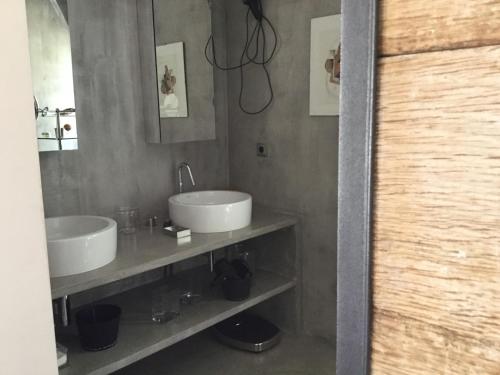 ein Badezimmer mit 2 Waschbecken und einem Spiegel in der Unterkunft Maison contemporaine avec jardin près de la plage in La Baule