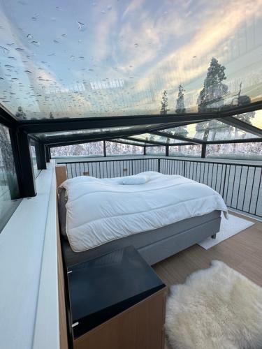 a bedroom with a bed on a balcony at Levi Aurora Sky in Levi