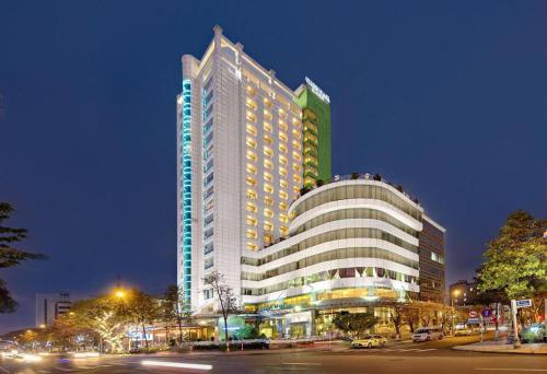 Cái Răng的住宿－Iris Hotel，大街上的大型建筑