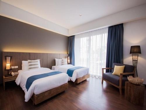 Cái Răng的住宿－Iris Hotel，酒店客房,配有两张床和椅子
