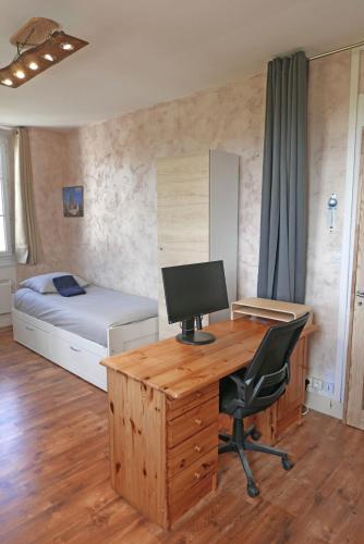 a bedroom with a desk with a computer and a bed at Détente et sport 2 - Chartreuse et Lacs - Chambre chez l'habitant in Saint-Béron