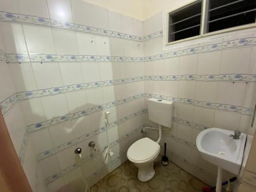 Ένα μπάνιο στο KOKARI,S 102 2 BHK HOME STAY by AL MANAL