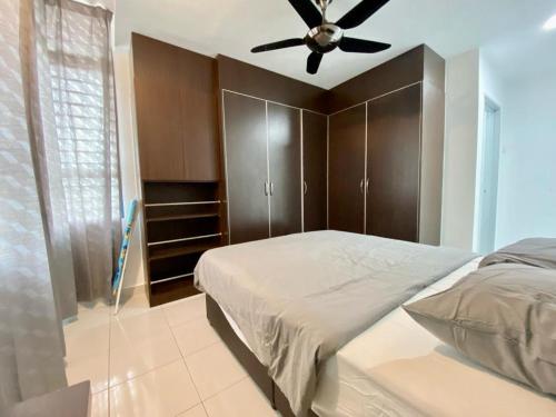 - une chambre avec un lit et un ventilateur de plafond dans l'établissement Mayura Accomodation, à Kuala Lumpur