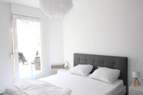 Ένα ή περισσότερα κρεβάτια σε δωμάτιο στο T2 perros guirec Plage de trestraou label 2*