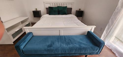 1 cama blanca con banco azul en un dormitorio en Private Cozy & Spacious Room at a house with pool en Tamarac