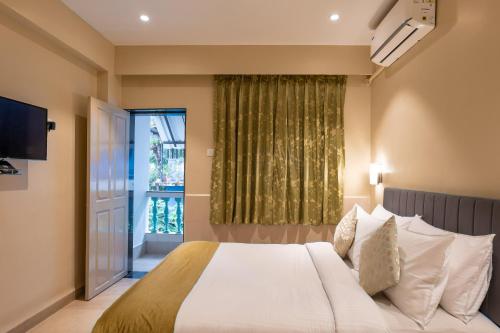 La Ben Resort في كلفا: غرفة نوم بسرير ونافذة كبيرة
