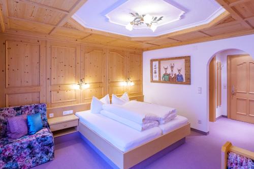 埃爾博納普的住宿－Gästehaus Bellevue，一间卧室配有一张床和一把椅子