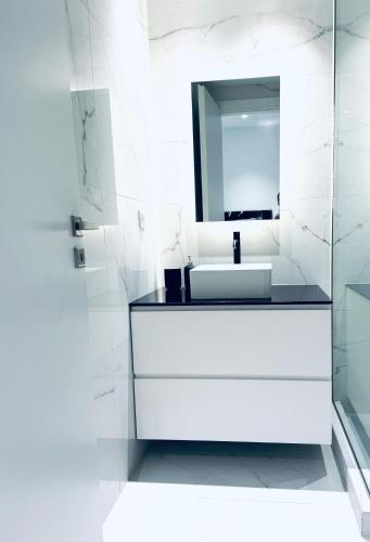 Stylish Central Superior Bedroom in Kolonaki (walking distance to Syntagma)
