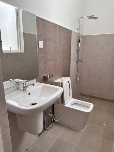 een badkamer met een wastafel en een toilet bij 2 Bedroom Apartment - Aurora Residences Maharagama in Maharagama